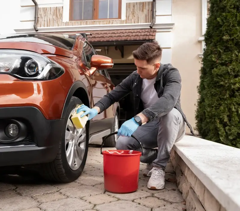 Lavage auto à domicile Saint-Hippolyte-le-Graveyron : professionnel intervenant sur un véhicule